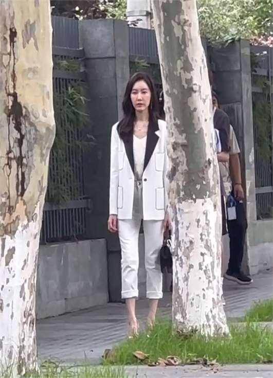 高露现身四川街头：标致的鹅蛋脸变成了棱角分明的六棱脸，颧骨显得非常高耸突兀(图7)