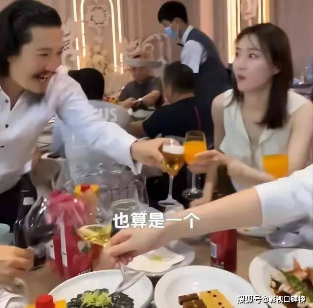 李亚鹏娇妻海哈金喜参加同学婚礼,白色长袖衬衫下搭米色开叉礼裙,留着一把中长齐肩短直发(图11) 李亚鹏娇妻海哈金喜参加同学婚礼,白色长袖衬衫下搭米色开叉礼裙,留着一把中长齐肩短直发(图11)