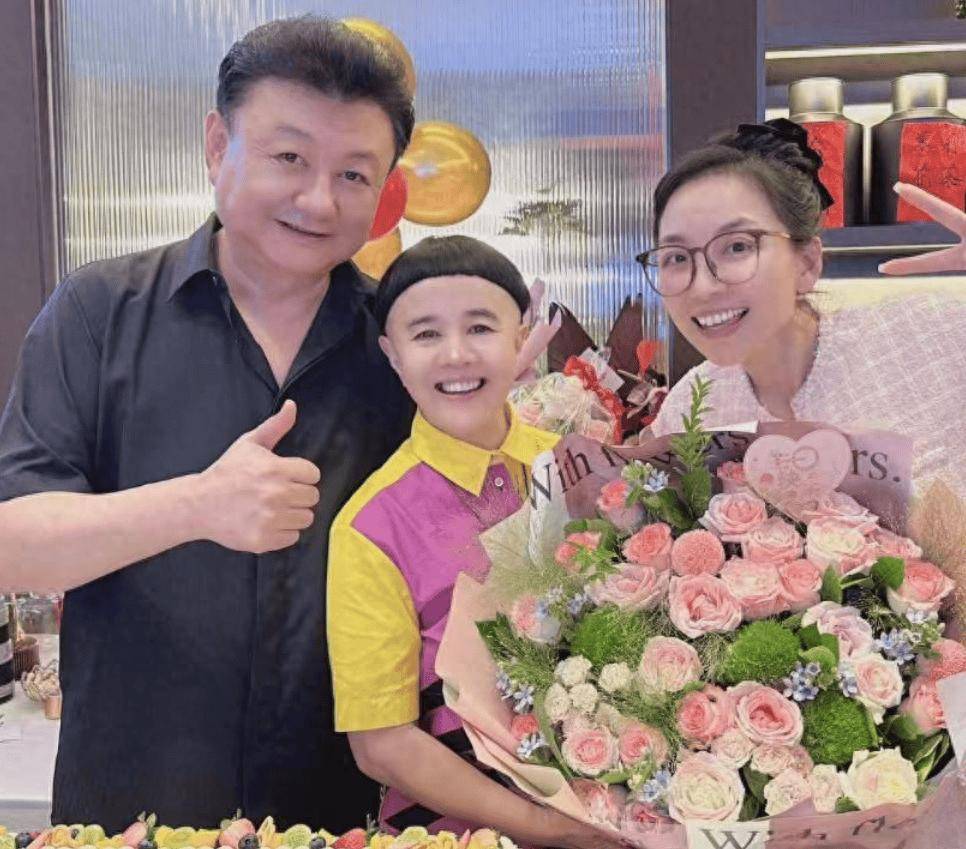 熟悉的锅盖头、鲜艳的衣服,58岁的金龟子依旧是那副童真的模样(图1) 熟悉的锅盖头、鲜艳的衣服,58岁的金龟子依旧是那副童真的模样(图1)