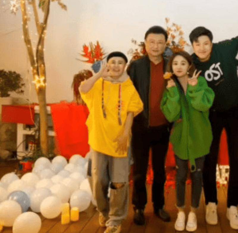 熟悉的锅盖头、鲜艳的衣服,58岁的金龟子依旧是那副童真的模样(图4) 熟悉的锅盖头、鲜艳的衣服,58岁的金龟子依旧是那副童真的模样(图4)