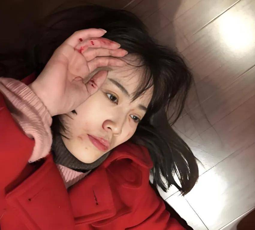 马蓉虽获得了丰厚的财产,却也付出了巨大的代价失去了家庭、名声和社会地位(图5) 马蓉虽获得了丰厚的财产,却也付出了巨大的代价失去了家庭、名声和社会地位(图5)