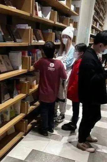 马蓉虽获得了丰厚的财产,却也付出了巨大的代价失去了家庭、名声和社会地位(图14) 马蓉虽获得了丰厚的财产,却也付出了巨大的代价失去了家庭、名声和社会地位(图14)