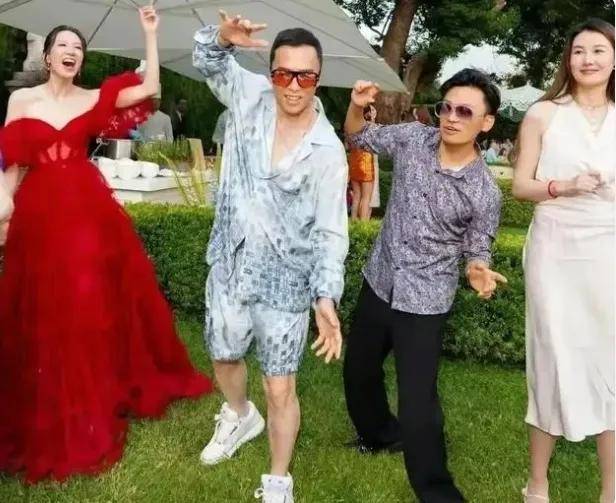 马蓉虽获得了丰厚的财产,却也付出了巨大的代价失去了家庭、名声和社会地位(图13) 马蓉虽获得了丰厚的财产,却也付出了巨大的代价失去了家庭、名声和社会地位(图13)