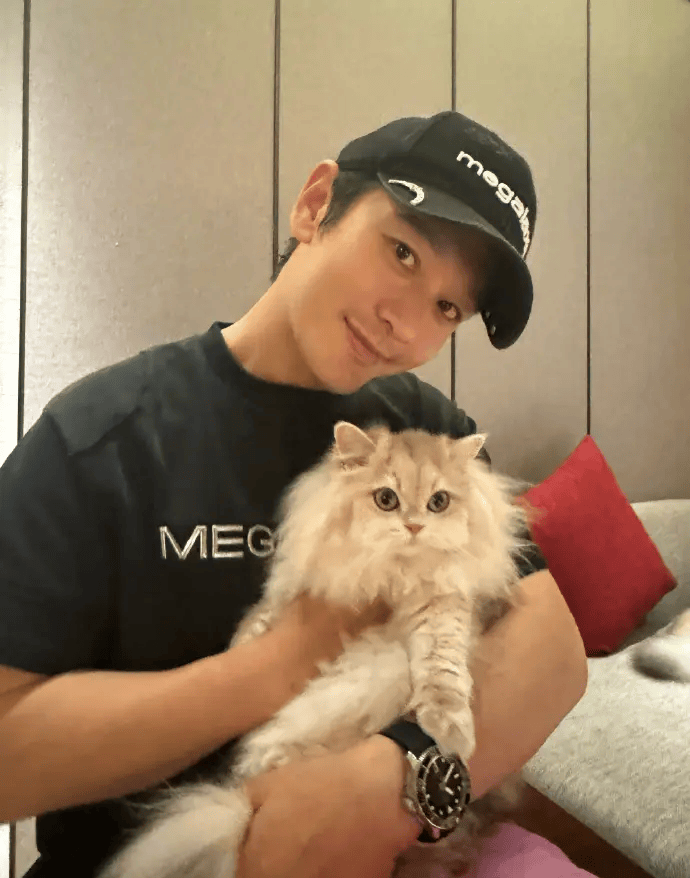 黄晓明官宣与叶珂恋情:“抱歉占用公共资源,大家别猜啦,我们在一起了”(图3) 黄晓明官宣与叶珂恋情:“抱歉占用公共资源,大家别猜啦,我们在一起了”(图3)