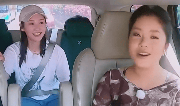 网友机场偶遇马頔和李纯:身材纤瘦、体态好,不愧是女明星(图3) 网友机场偶遇马頔和李纯:身材纤瘦、体态好,不愧是女明星(图3)