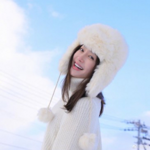 反季村花秦岚上线 靠狗皮帽子成为万千人心中的春天