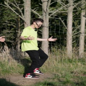 小鬼王琳凯《青春的花路》太喜感 魔性说唱演绎教科书式