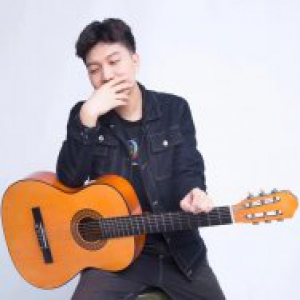 《我不存在》是音乐人马卡龙22岁的青春关乎爱情的诠释