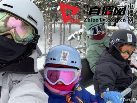 邓超晒一家四口合照 庆祝40岁生日与结婚9周年(图1) 邓超晒一家四口合照 庆祝40岁生日与结婚9周年(图1)