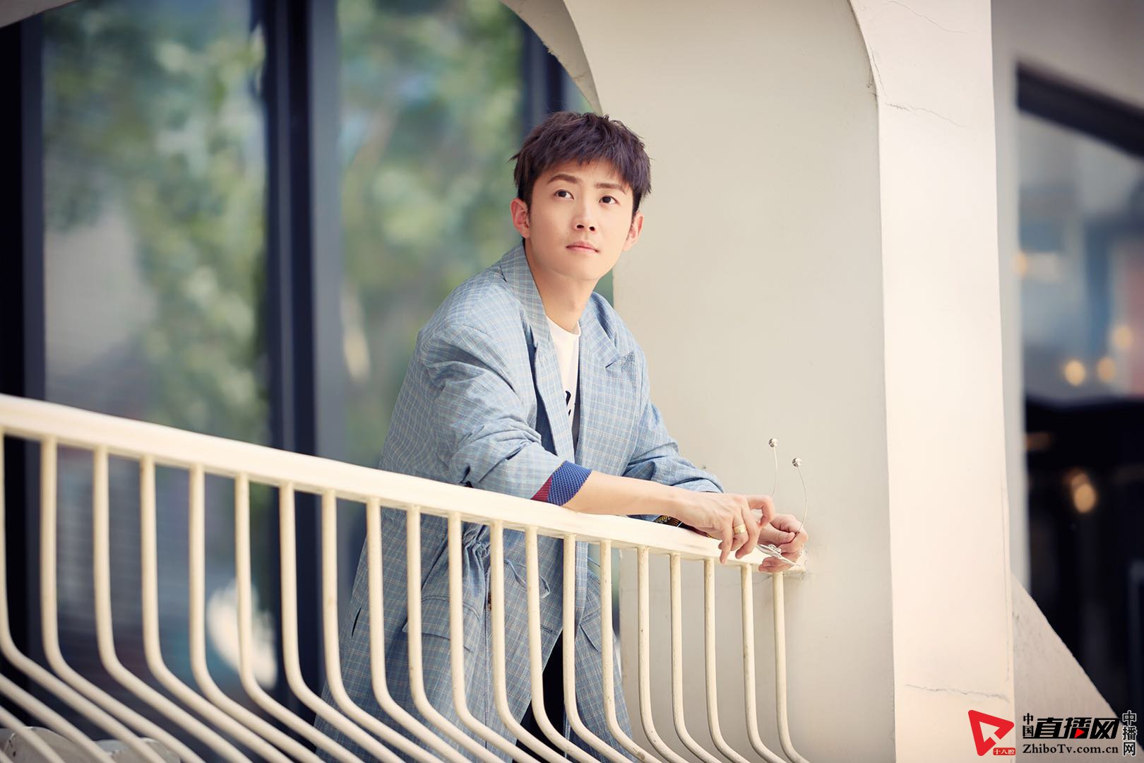 看上去像个“老干部” 实际却是个十足的文艺少年(图1)