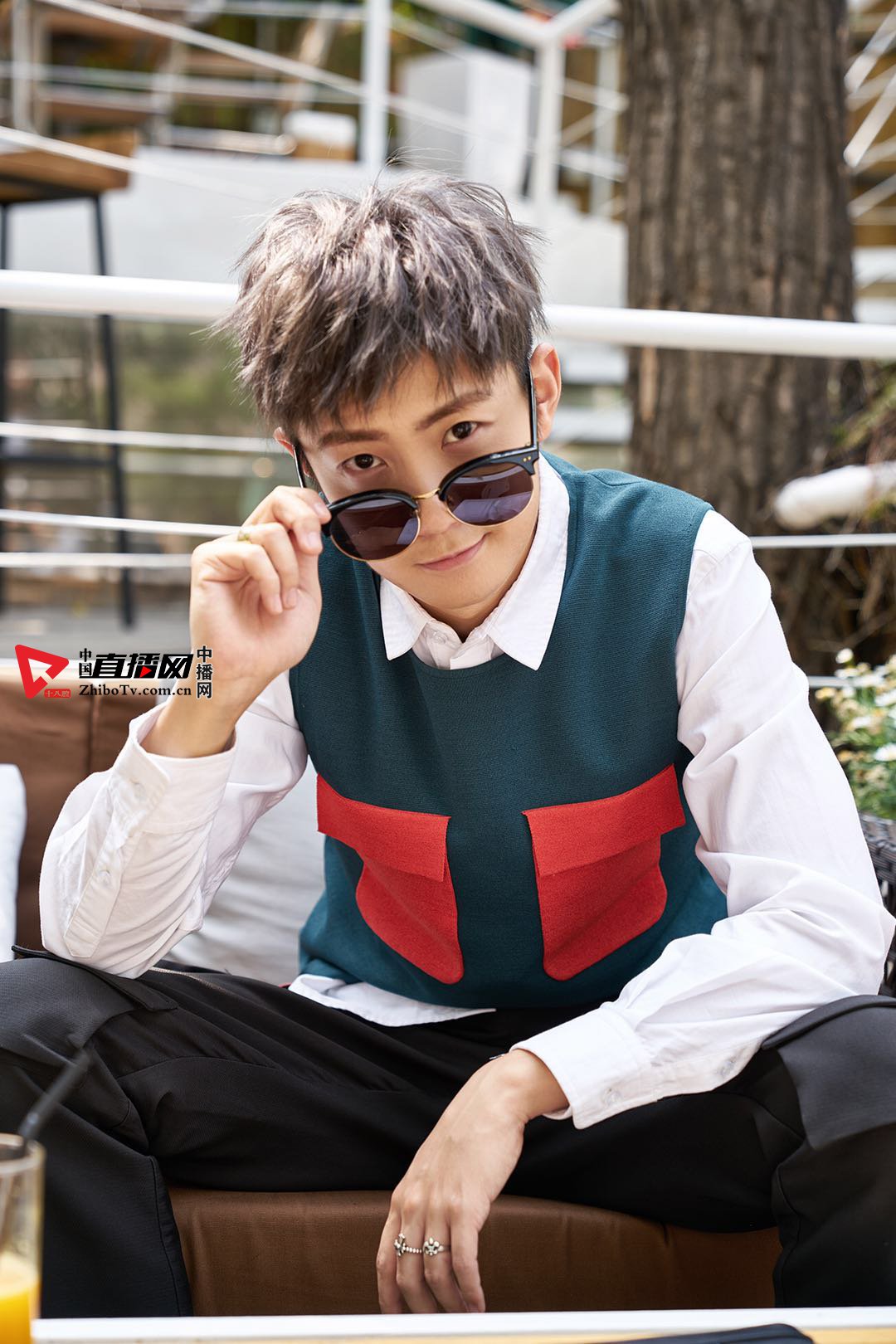 看上去像个“老干部” 实际却是个十足的文艺少年(图5)