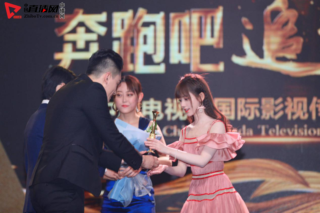王文杰荣获首届中加电视节最佳新人奖(图2)