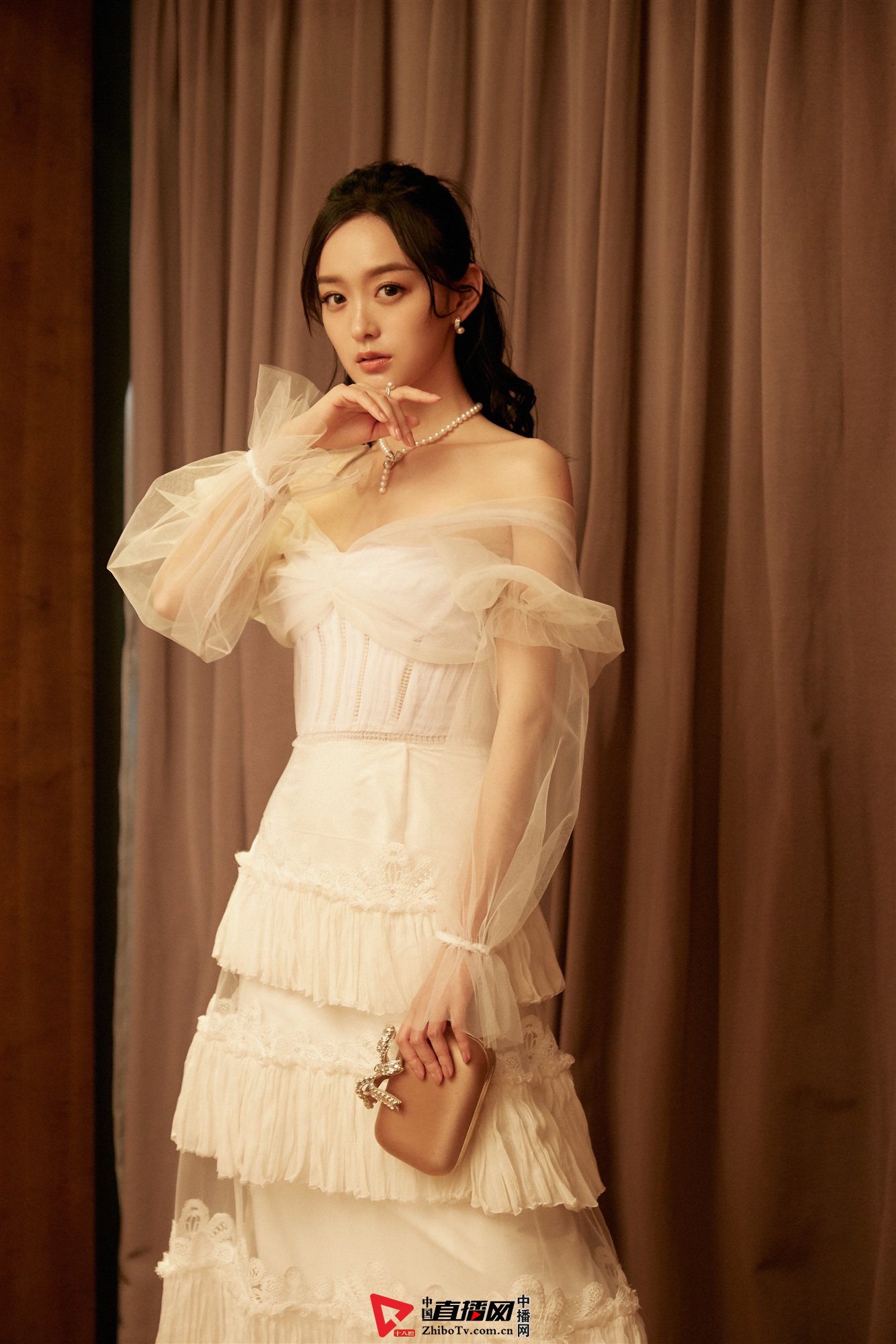 何泓姗不畏寒冷惊艳亮相 品质演技获殊荣(图3)