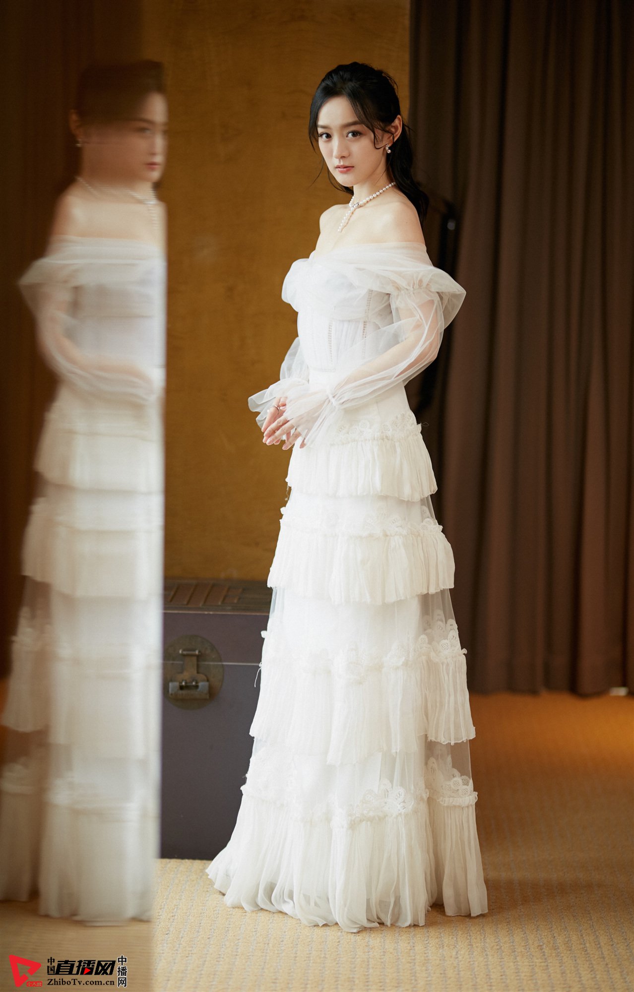 何泓姗不畏寒冷惊艳亮相 品质演技获殊荣(图2)