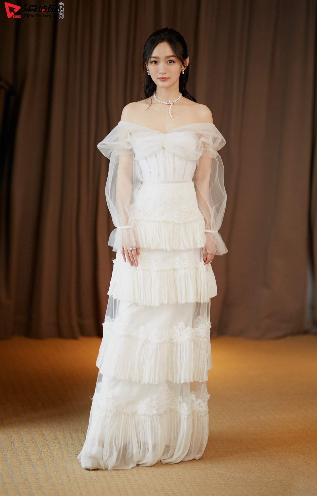 何泓姗不畏寒冷惊艳亮相 品质演技获殊荣(图5)