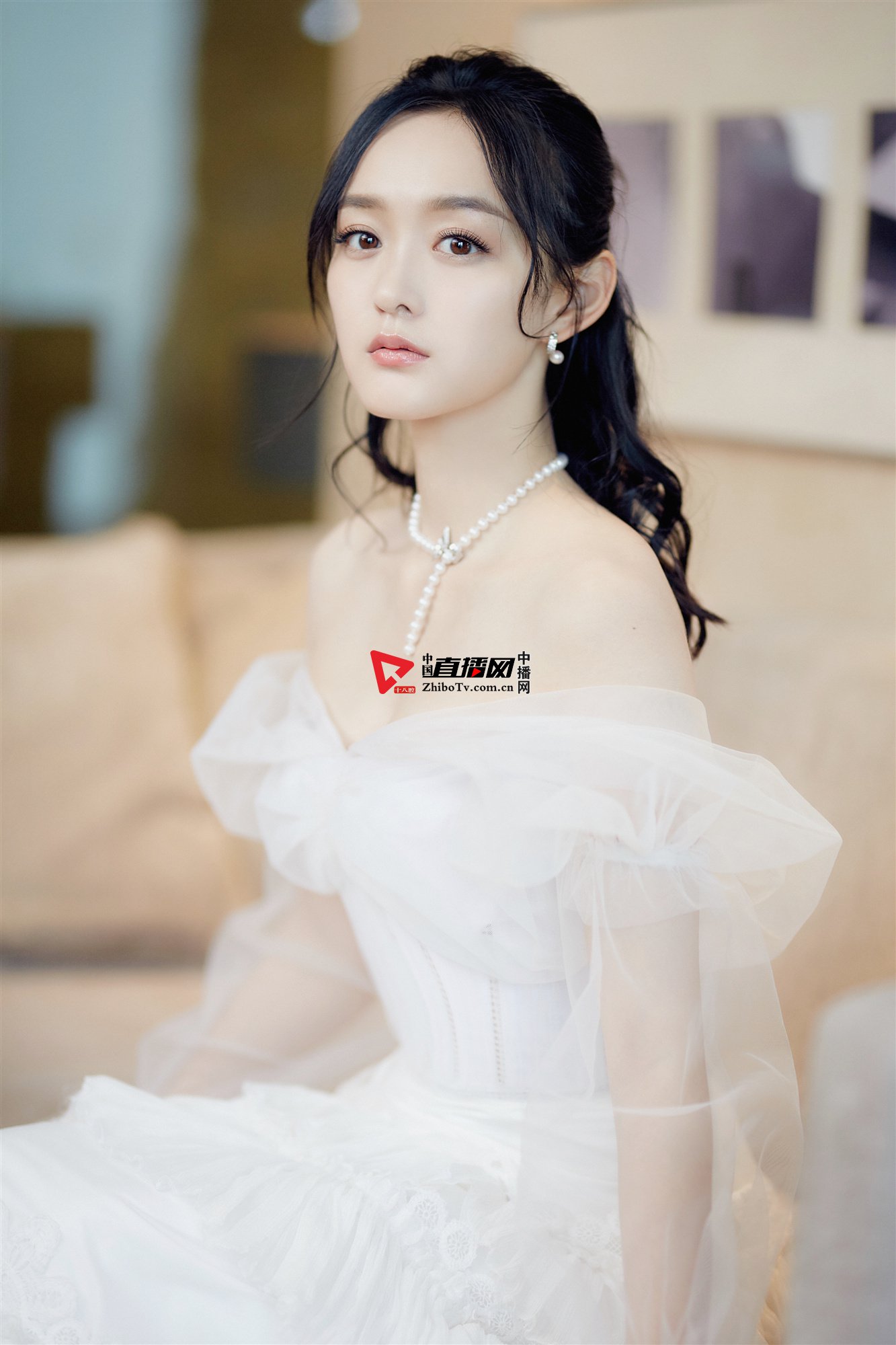 何泓姗不畏寒冷惊艳亮相 品质演技获殊荣(图4)