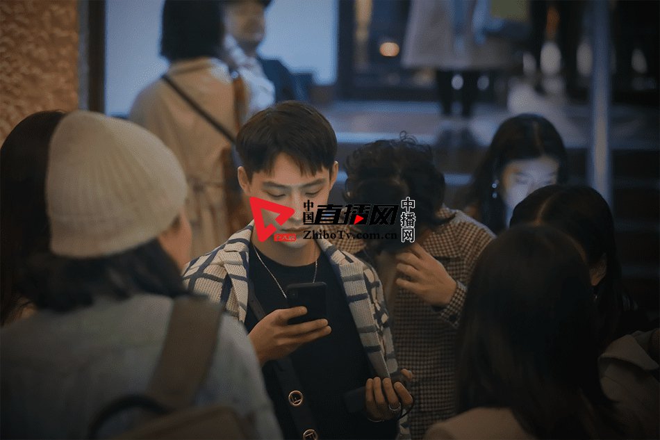休闲绅士登场 崔倓自在穿搭亮相上海时装周(图4)