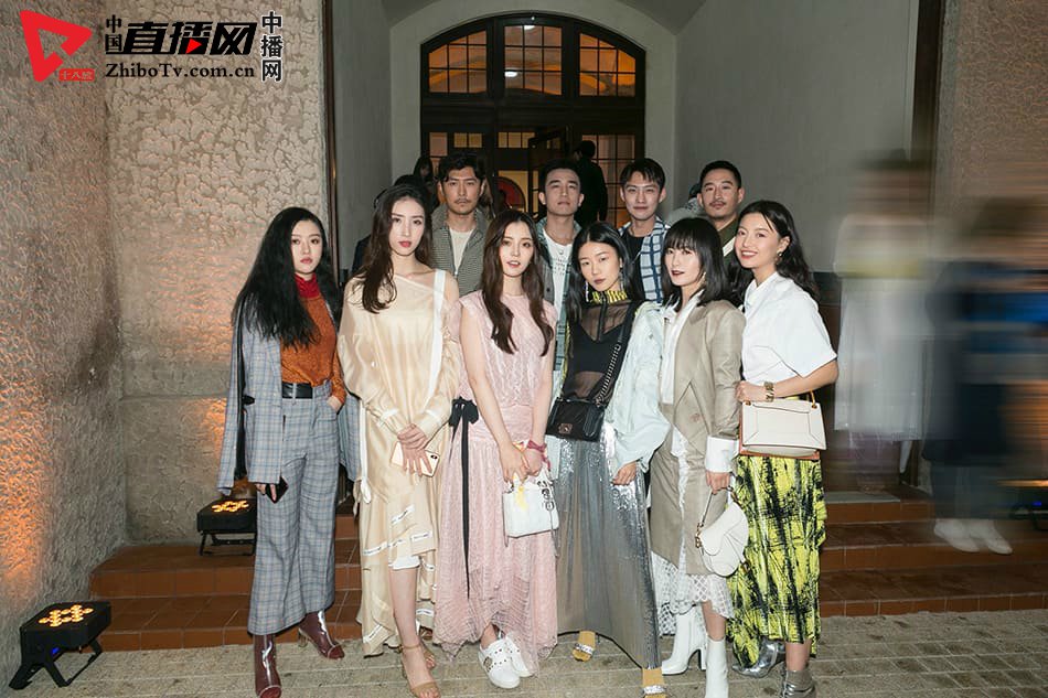 休闲绅士登场 崔倓自在穿搭亮相上海时装周(图1)