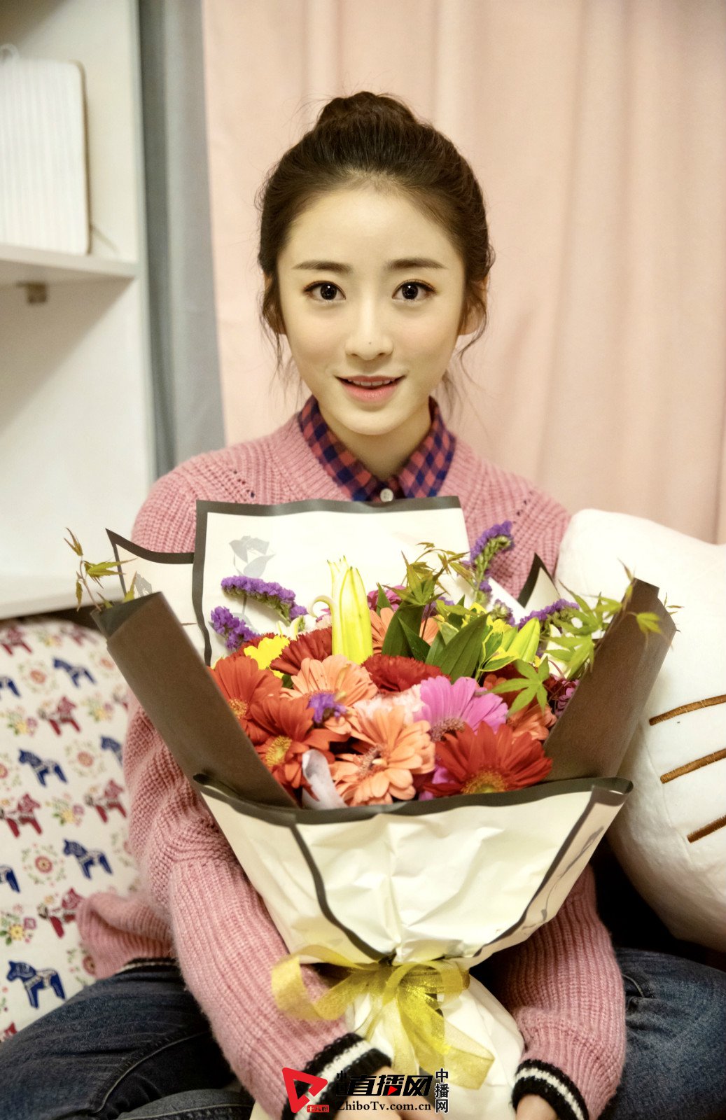 丁一一《掮客》圆满杀青 本色出演俏皮见习生看点十足(图1) 丁一一《掮客》圆满杀青 本色出演俏皮见习生看点十足(图1)